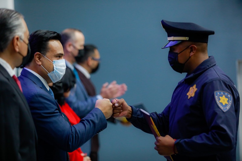 Entrega Luis Nava 58 certificados de bachillerato a policías municipales