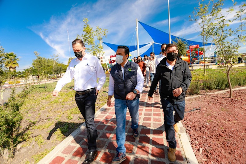 Entrega Luis Nava rehabilitación del parque La lagartija en Juriquilla.