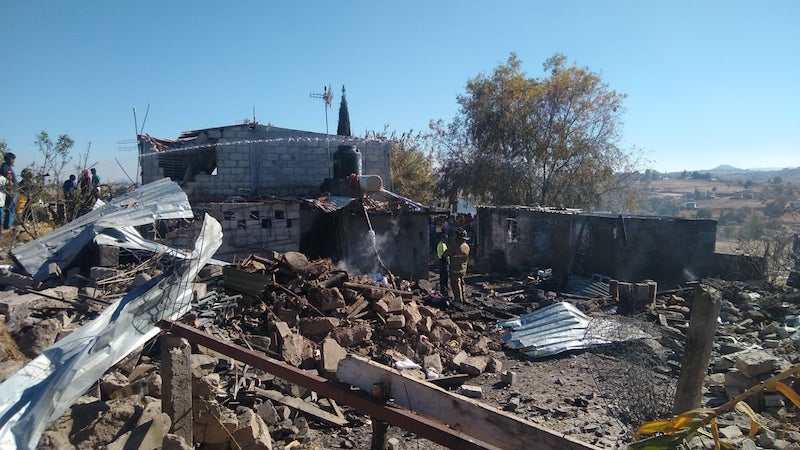 Explota pirotecnia en domicilio de San Idelfonso Tultepec, en Amealco