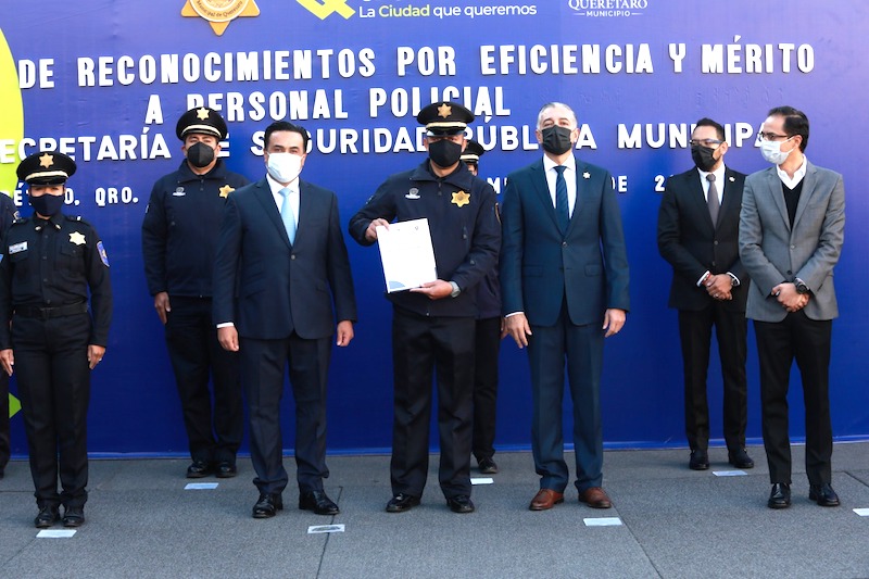 Luis Nava entrega reconocimientos a 41 policías municipales