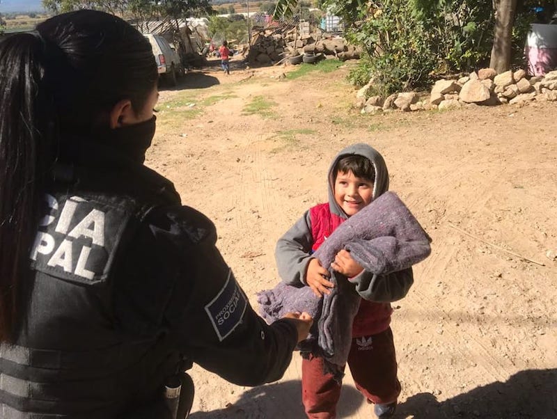 Policías de Pedro Escobedo entregan cobijas a la población vulnerable.