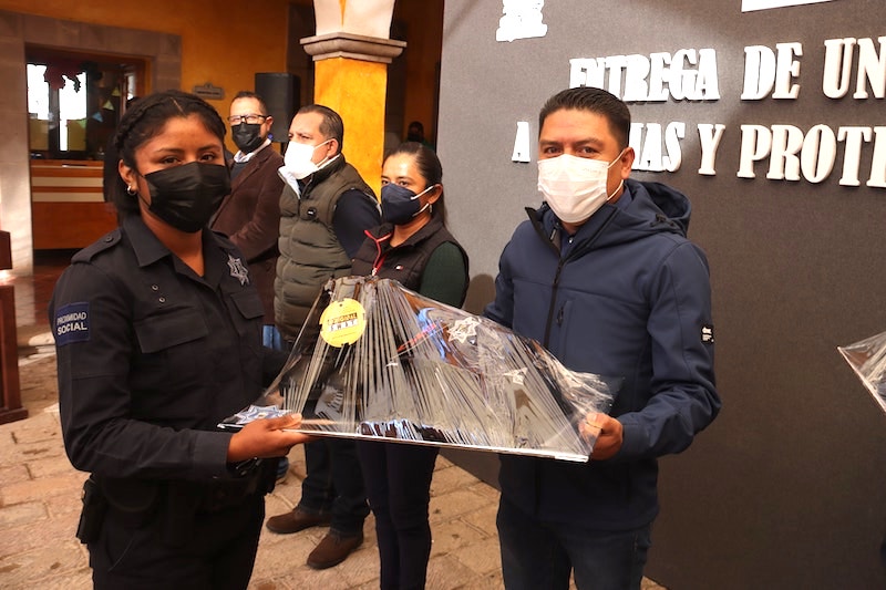 Juan Carlos Linares entrega uniformes a elementos de la policía y de PC en Peñamiller.