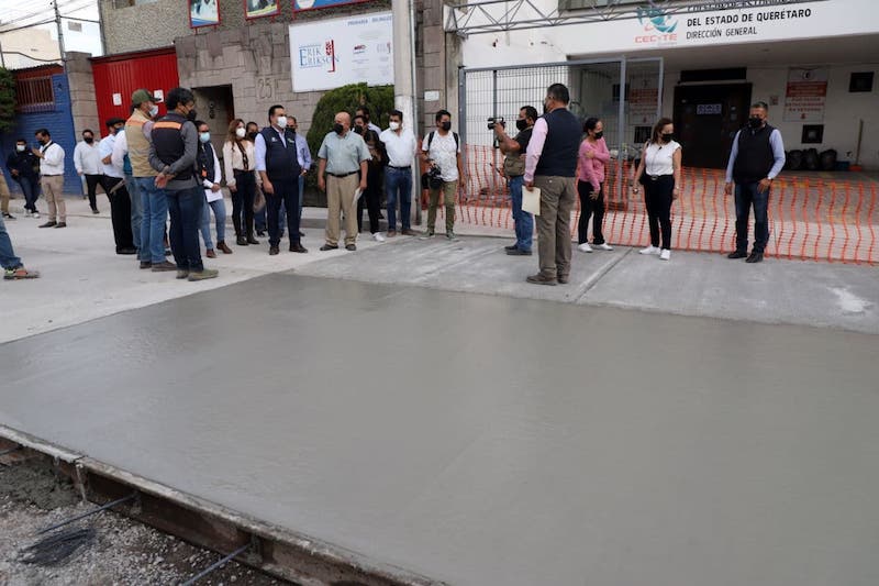 Luis Nava supervisa obras de mantenimiento de calles en la Colonia Carrizal.