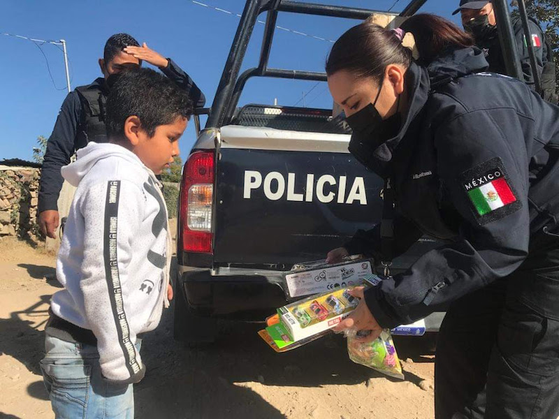 Policías de Pedro Escobedo entregan juguetes a los niños.