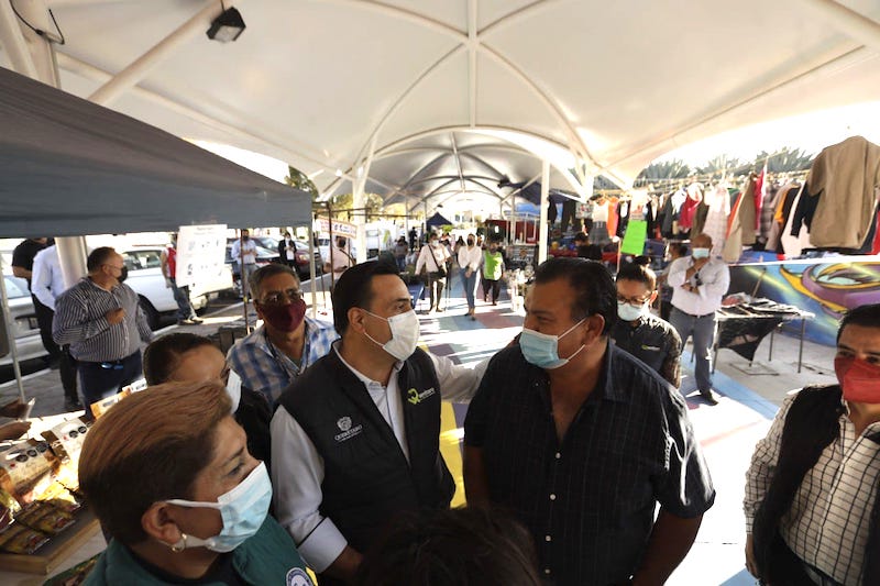 El Alcalde capitalino Luis Nava entrega estructura de lonaria en el Tianguis Molineros.