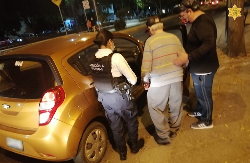 Policías de Querétaro Capital auxilian a abuelito a regresar a casa.