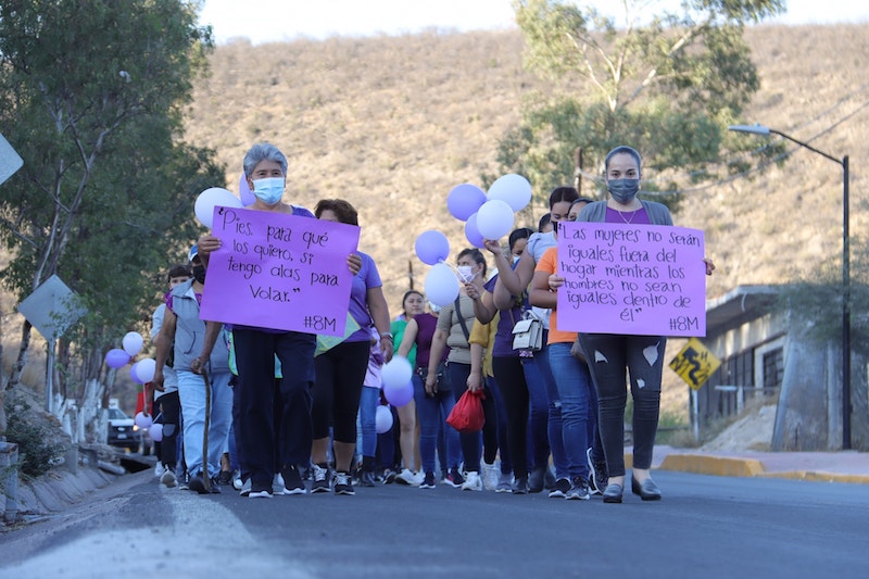 Mujeres de Peñamiller marchan por la igualdad de género.