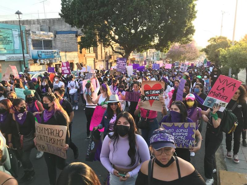 Mujeres queretanas marchan para exigir justicia y poner fin a la violencia.