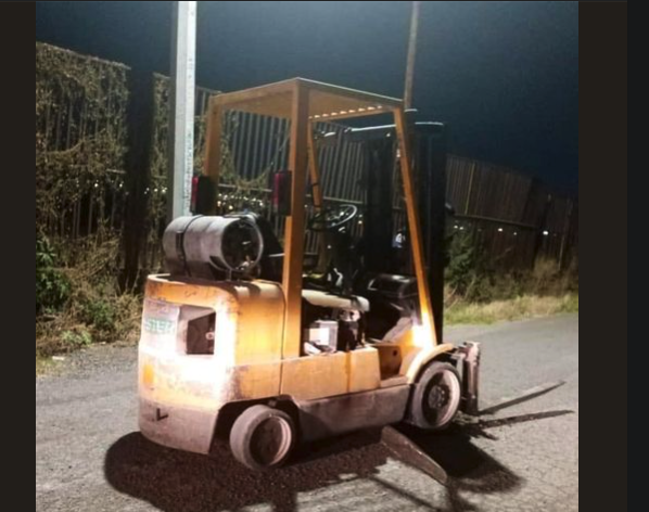 Policías de El Marqués recuperan montacargas robado en El Carmen.