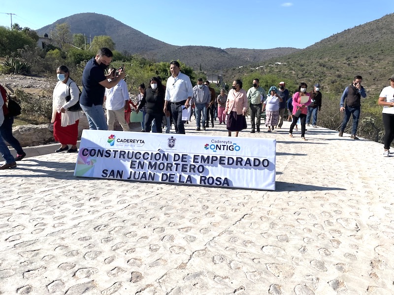 Entrega Miguel Martínez Peñaloza obras de mejoramiento de caminos en 3 comunidades de Cadereyta.