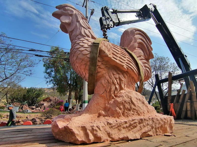 Instalan el Gallo monumental de cantera en El Marqués.