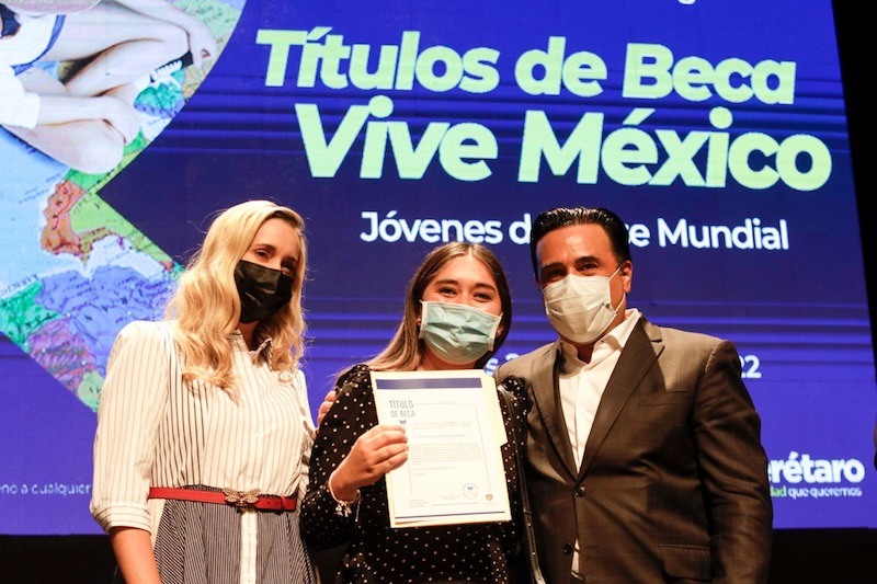 Luis Nava encabeza la entrega de Becas “Vive México”