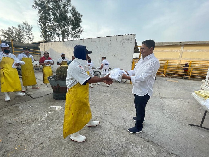 Miguel Martínez entrega uniformes a empleados del rastro Municipal de Cadereyta de Montes.