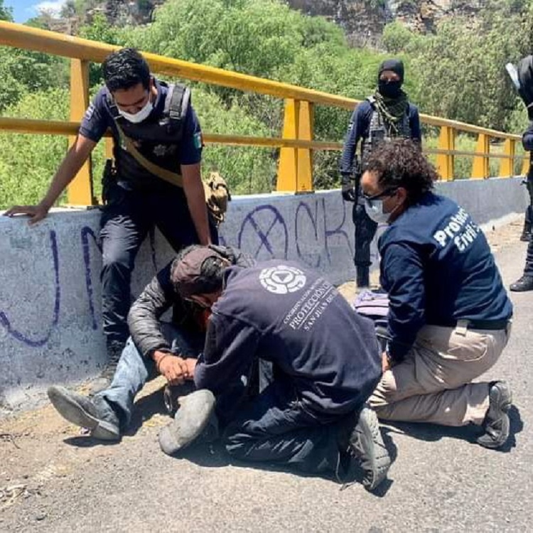 Policías de San Juan del Río salvan a persona que intentó atentar contra su vida