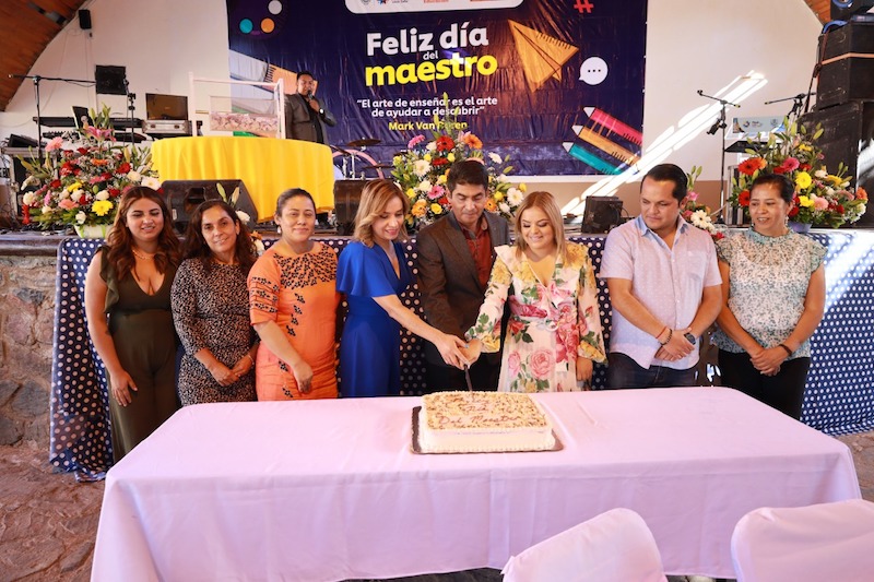 Celebran el Día del Maestro en Pinal de Amoles