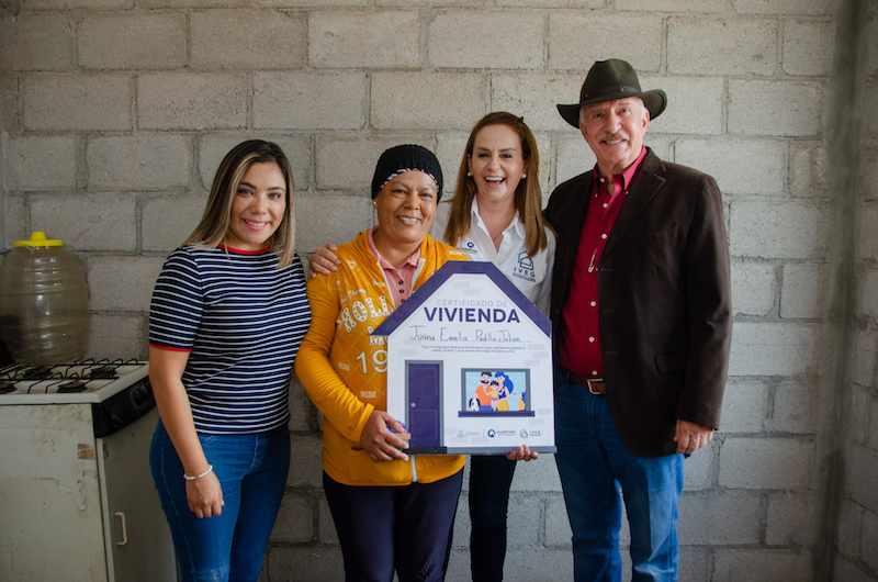 El Alcalde de #ElMarqués, Enrique Vega Carriles y la titular del IVEQ, Lorena García Jimeno Alcocer, supervisan el programa "Vivienda Digna" en Alfajayucan y Amazcala.