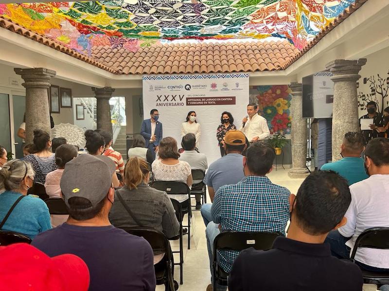 En Pedro Escobedo, realizan premiación del XXXV Concurso Artesanal de Labrado de Cantera y Textil.