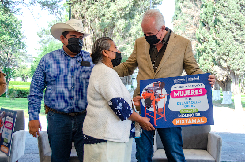 Enrique Vega encabeza entrega de estufas ecológicas y molinos de nixtamal