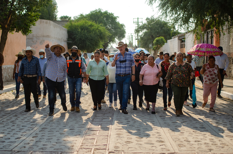 Entrega Enrique Vega Carriles obras de urbanización en La Griega y Calamanda por 21 mdp