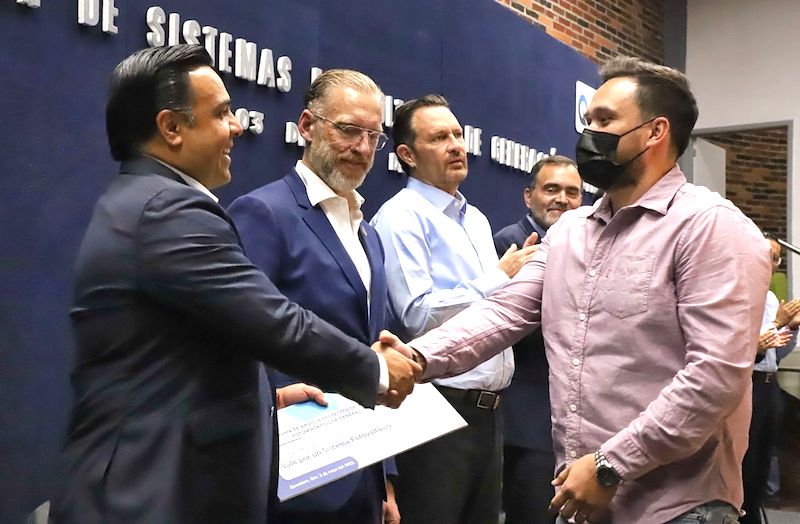 Luis Nava participa en la entrega de apoyos a micro empresas con proyectos de sistemas solares.