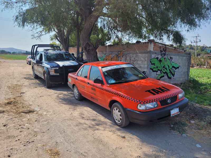 Policías de Pedro Escobedo recuperan taxi robado de SJR