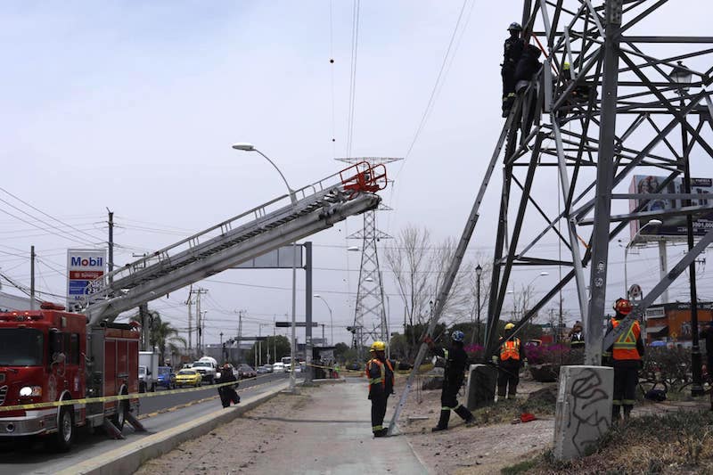 Rescatan a persona que intentaba atentar contra su vida en Querétaro.