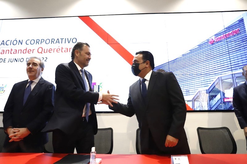 Develan placa inaugural del Corporativo Santander Distrito Querétaro.