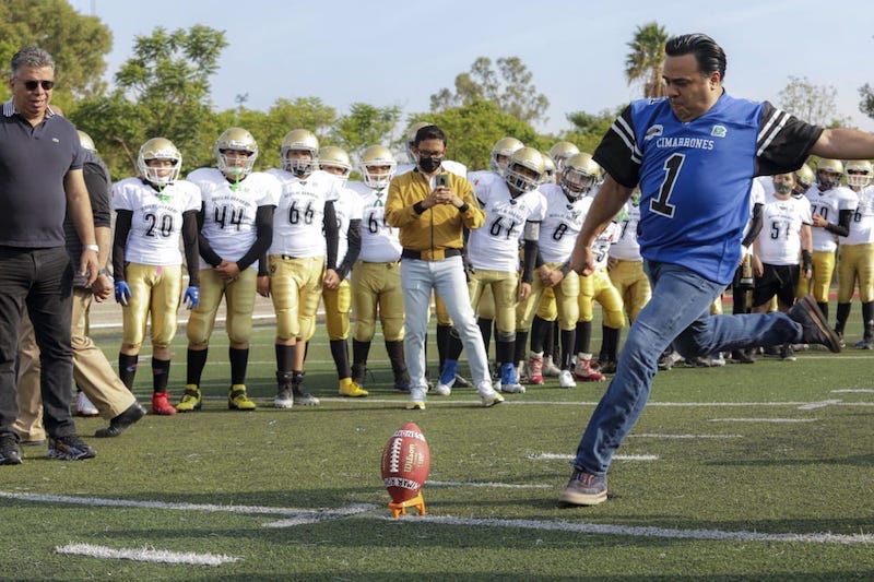 El Alcalde de Querétaro Luis Nava, da patada inicial de la Temporada Infantil de fútbol americano ONEFA 2022.