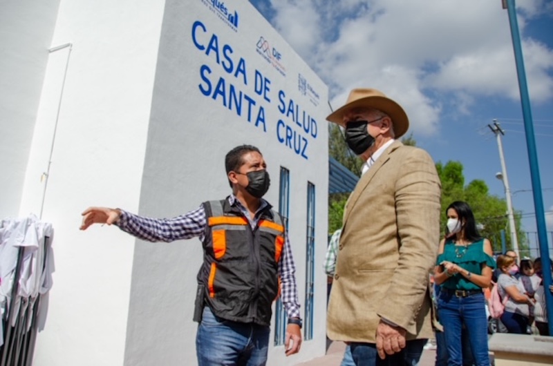 El Alcalde marquesino Enrique Vega Carriles, entregó una casa de salud y de mejora de infraestructura escolar en dos planteles, con una inversión de más de 7.1 millones de pesos.