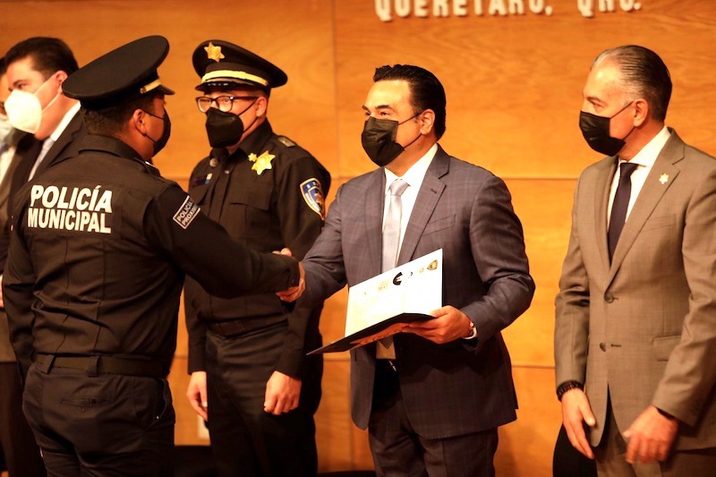 Entrega Luis Nava 18 títulos de Técnico Superior Universitario a policías municipales-