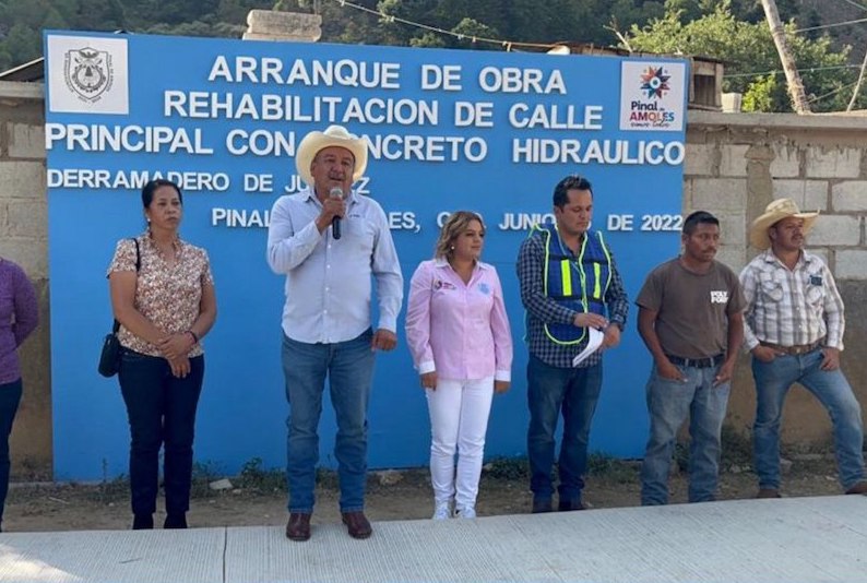 Lupita Ramírez Plaza da banderazo para rehabilitar calle en Derramadero de Juárez.