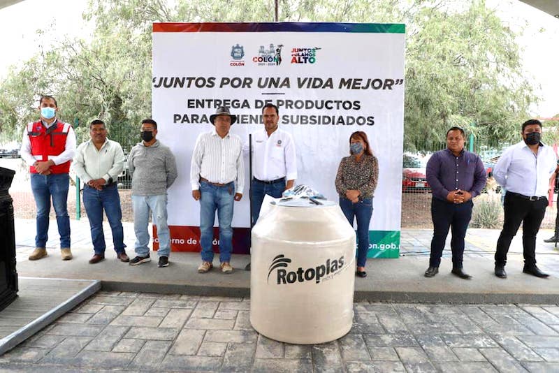 Manuel Montes entrega calentadores solares y tinacos en Colón