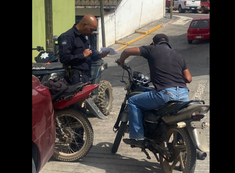 Policías de San Joaquín aseguran moto con reporte de robo