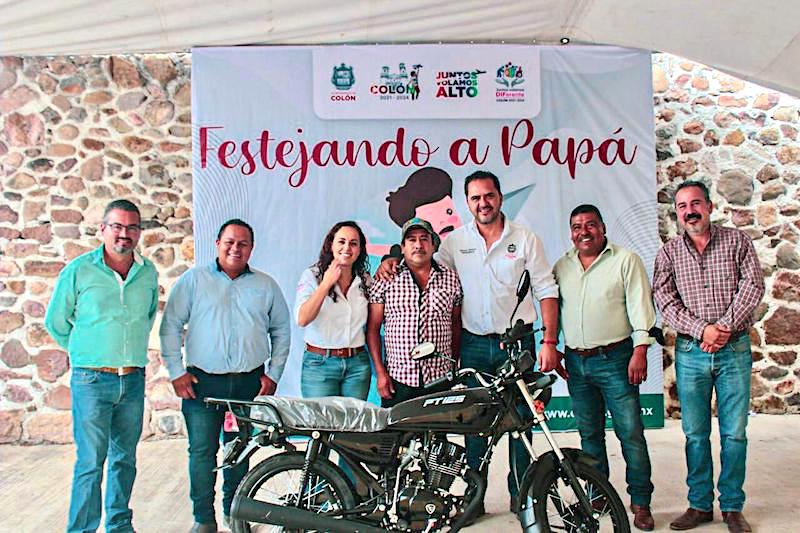 Realizan evento para festejar a los papás de Colón.