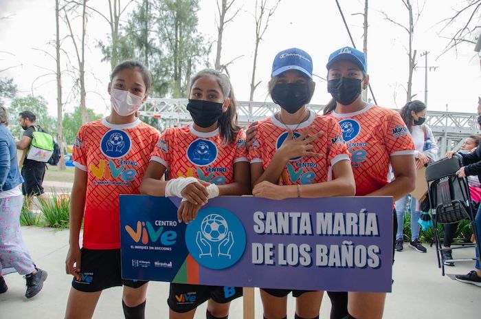 Centro VIVE de El Marqués entrega uniformes a las academias mixtas de basquetbol y futbol