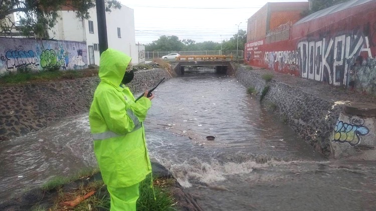 Encharcamientos, caída de árboles y de un anuncio espectacular, el saldo por lluvias en Queretaro.