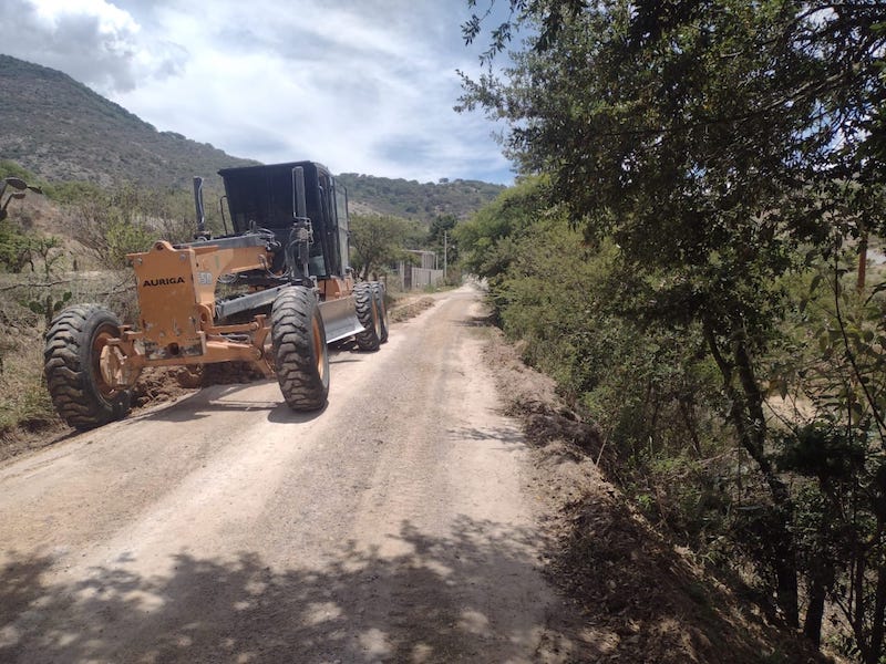 Rehabilitan caminos rurales en 9 comunidades de Peñamiller.