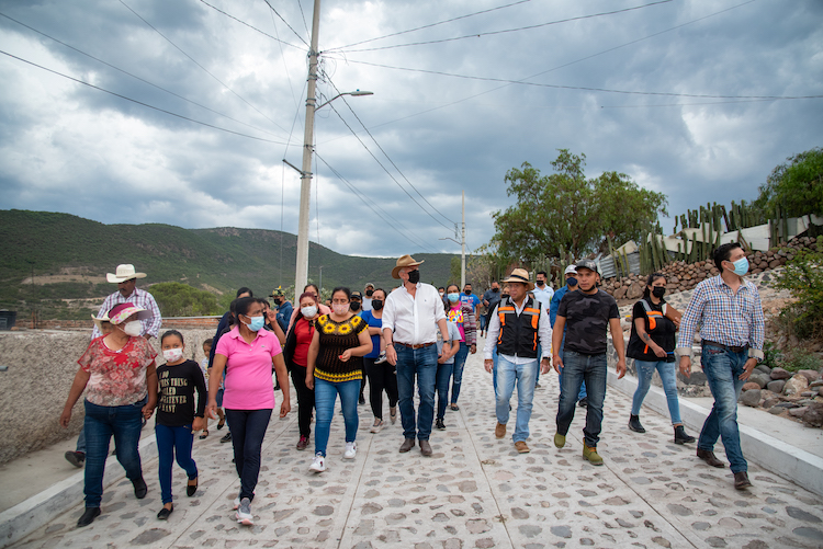 Entrega Enrique Vega obra pública en Los Pocitos.