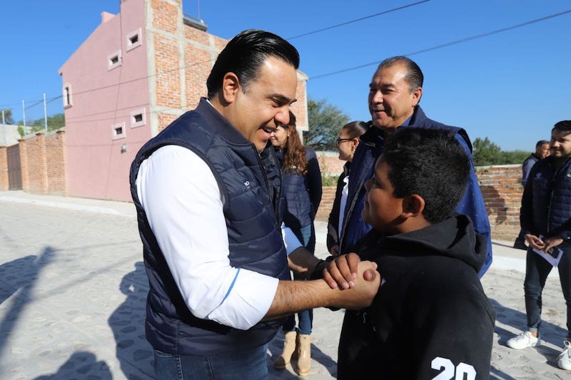 Luis Nava visita Tlacote El Bajo; entrega mejoramiento de calles