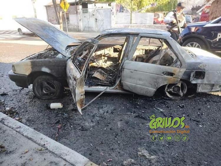 Calcinan auto y atacan comandancia de la policía de Querétaro