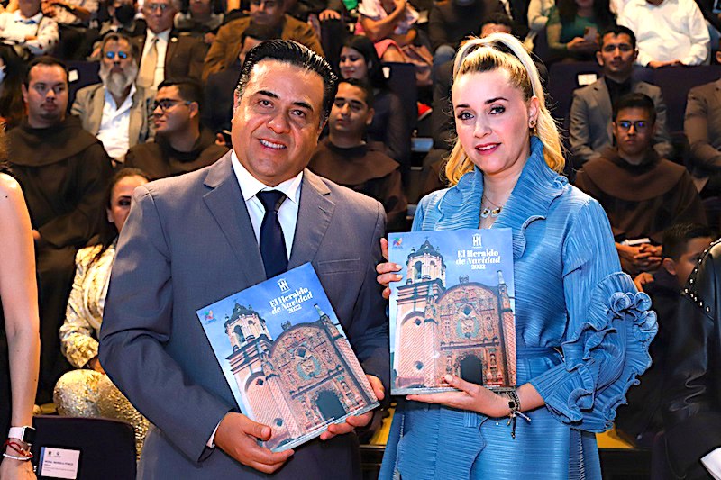 El Presidente Municipal de Querétaro, Luis Nava y su esposa y Presidenta del DIF Municipal, Arahí Domínguez, acudieron a la presentación del Heraldo de Navidad 2022.