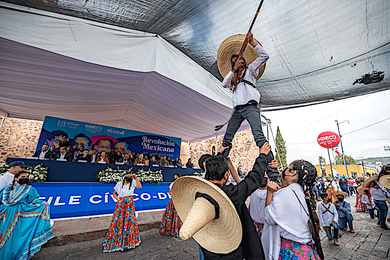 Enrique Vega Carriles preside desfile por el CXII Aniversario de la Revolución Mexicana