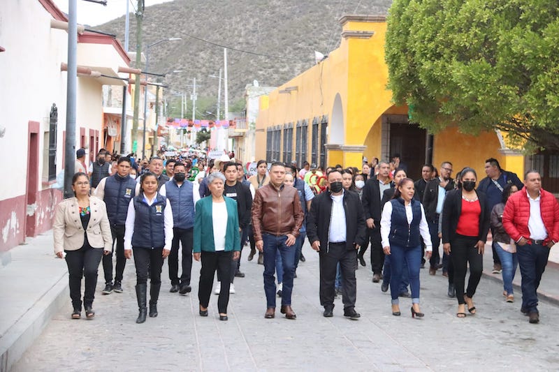 Juan Carlos Linares encabeza desfile conmemorativo de la Revolución Mexicana