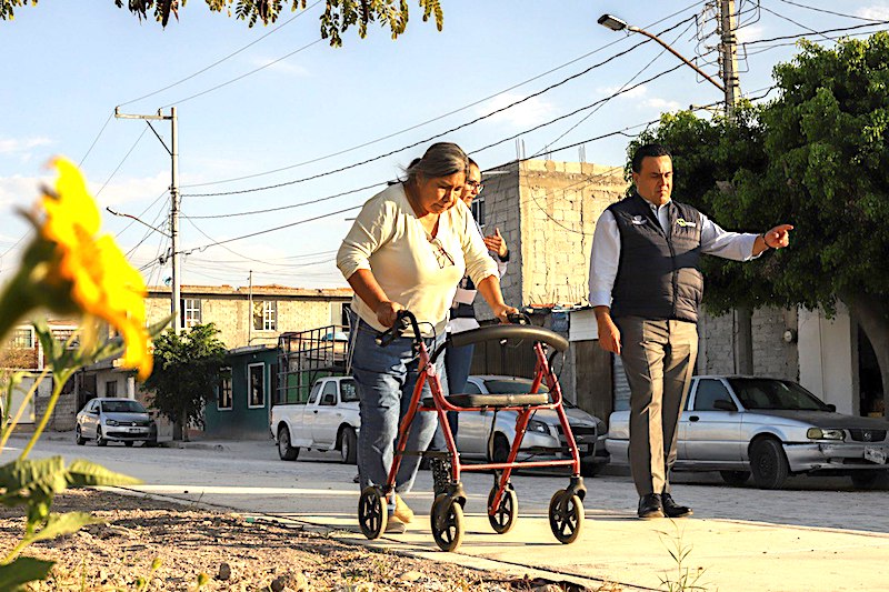 Supervisa Luis Nava obras de mejoramiento de calles en la col. Tenochtitlán.