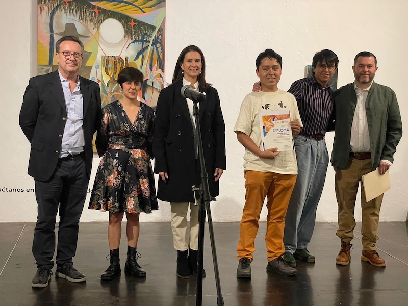 Titular de la SECULT en Querétaro entrega Premio Bienal nacional de pintura 2022 Julio Castillo.