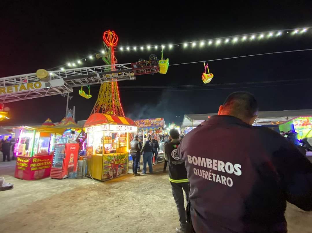 Bomberos rescatan a niños atrapados en juego mecánico de la Feria de Querétaro 2022