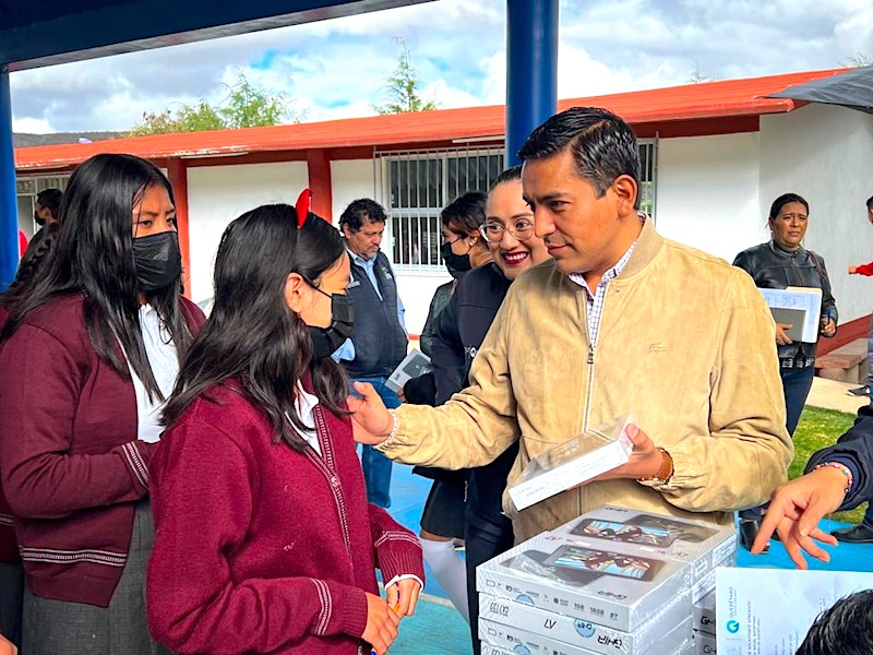 Entregan 800 tabletas electrónicas a estudiantes de Pedro Escobedo, con el objetivo de continuar fortaleciendo la educación en el municipio.