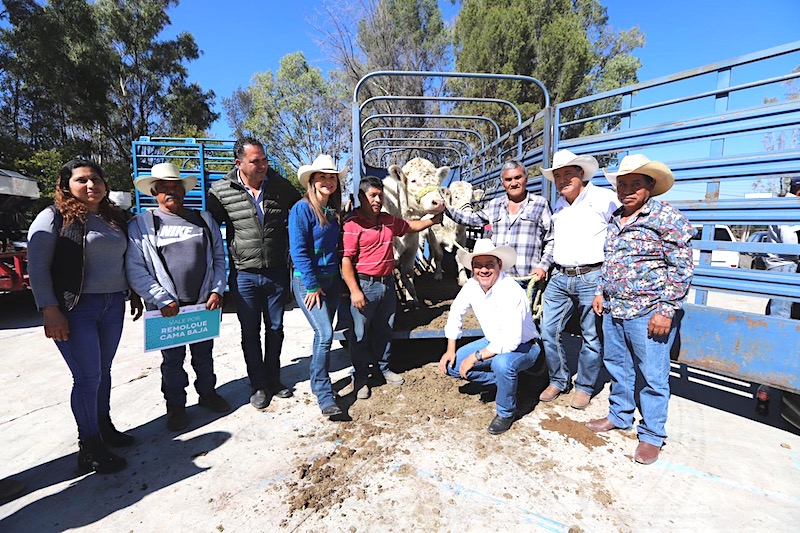 Entregan apoyos por más de 14 mdp a productores del campo en Colón.