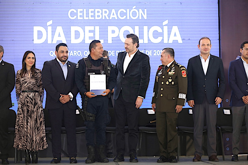 Reconoce Gobernador Mauricio Kuri a policías queretanos.