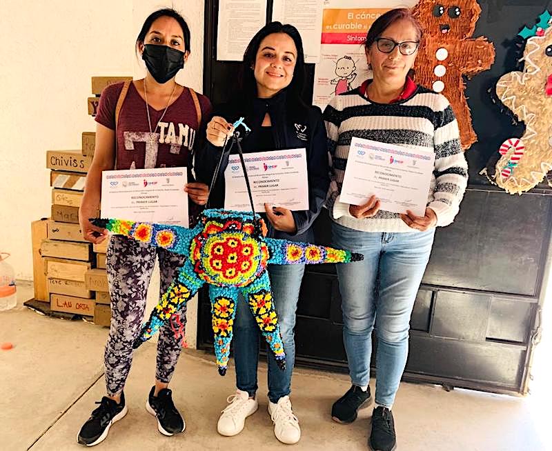 El DIF de Pedro Escobedo premia a mujeres por elaborar piñatas creativas.